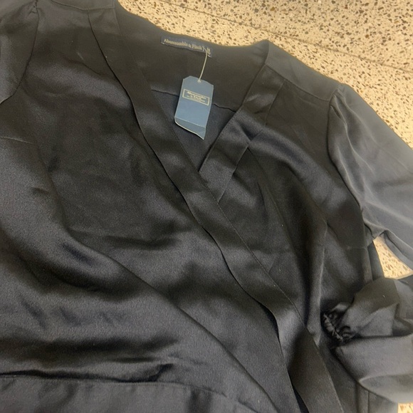 8 HOUR SALE!! NWT!!  Abercrombie & Fitch Satin Wrap Blouse Long Sleeve Black M - Picture 2 of 10